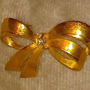 Monet bow brooch
